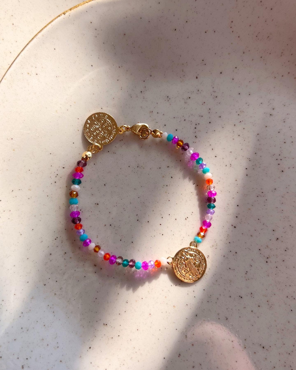 Pulseira Escapulário Cristais Lapidados Coloridos E Medalha São Bento