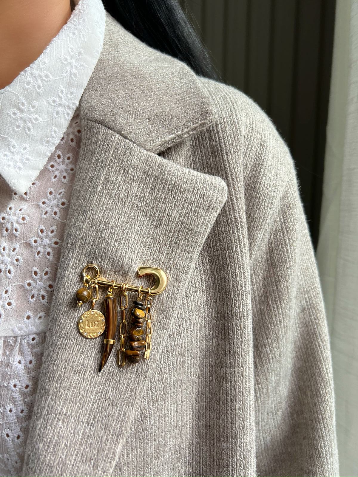 Broche Pedras Olho de Tigre e Dente Madre Marrom