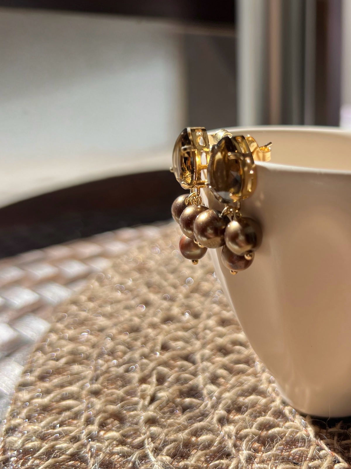 Brinco Gota Com Cacho e Pérolas Marrom