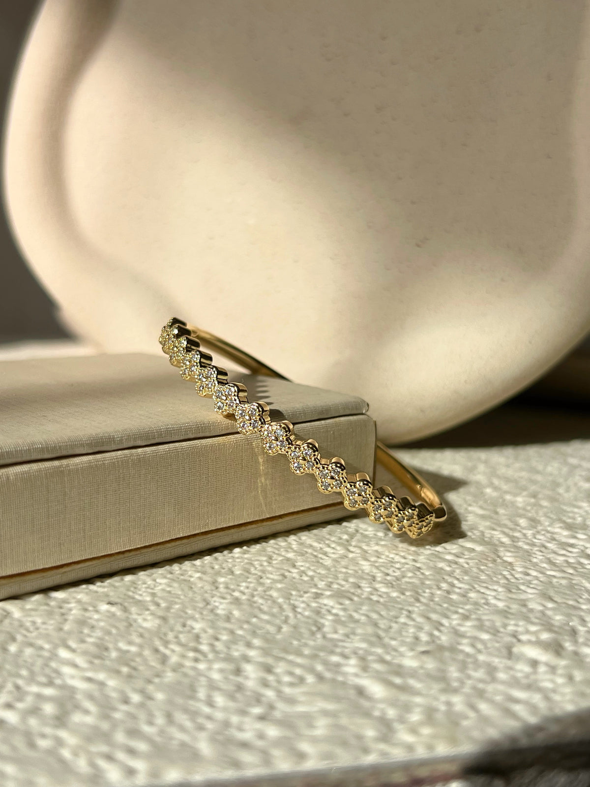 Bracelete Mini Trevos Cravejados Banho Ouro 18k