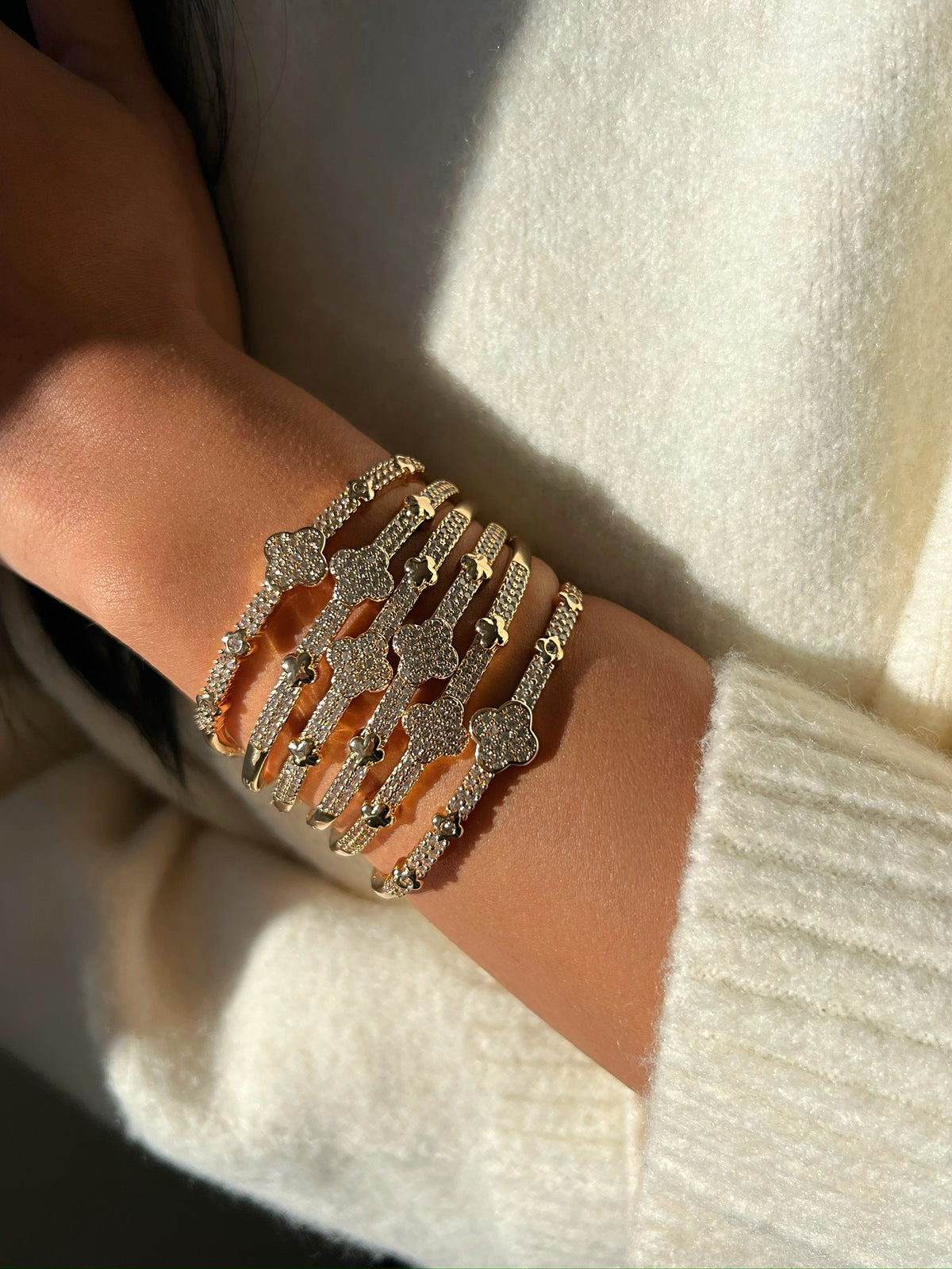 Bracelete Mini Trevos Cravejados Banho Ouro 18k