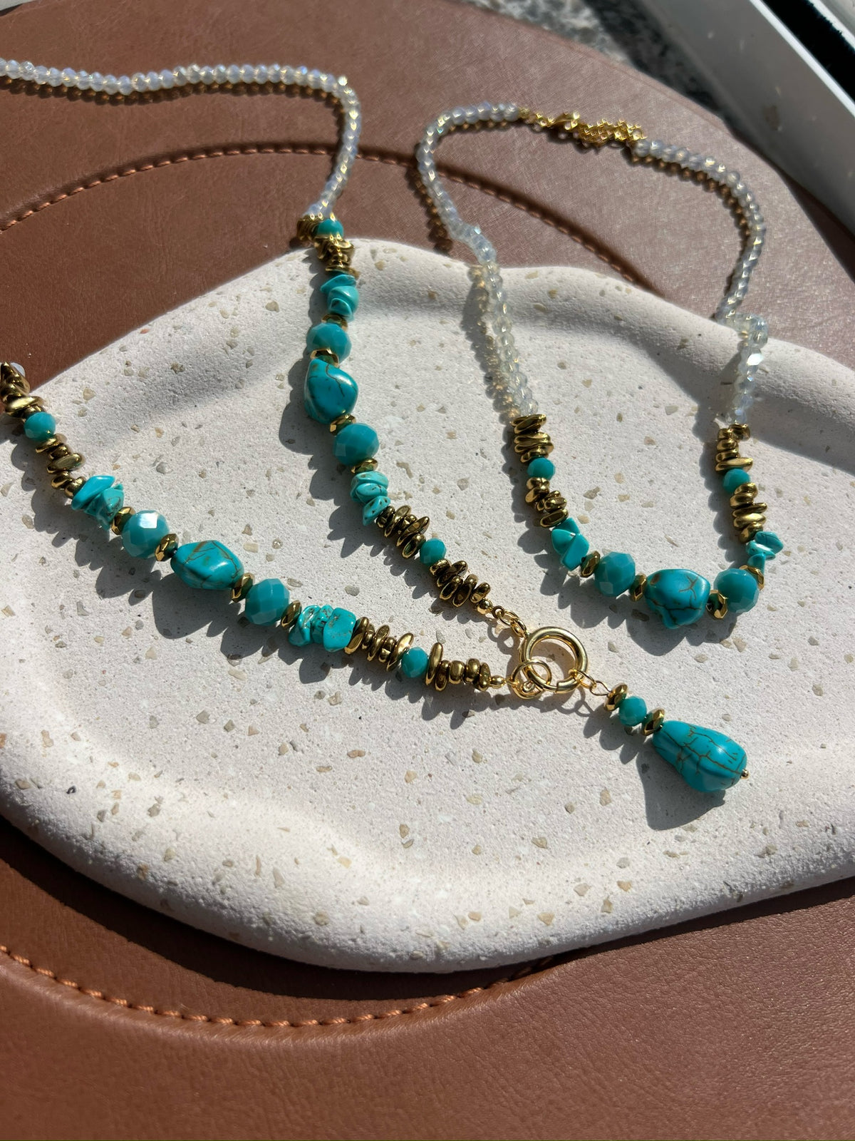Mix De Dois Colares Pedras Naturais Turquesa Com Hematitas Banho Ouro
