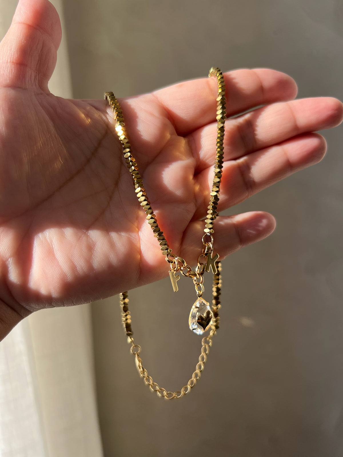 Colar Namorados Hematitas, Gota Cristal Coração e 2 letras 45cm