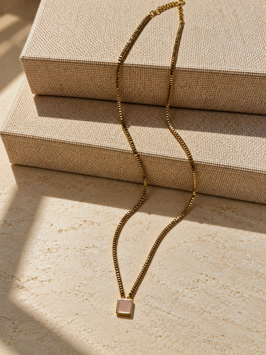 Colar Hematitas Cristal Quadrado Cor Rosa 60cm