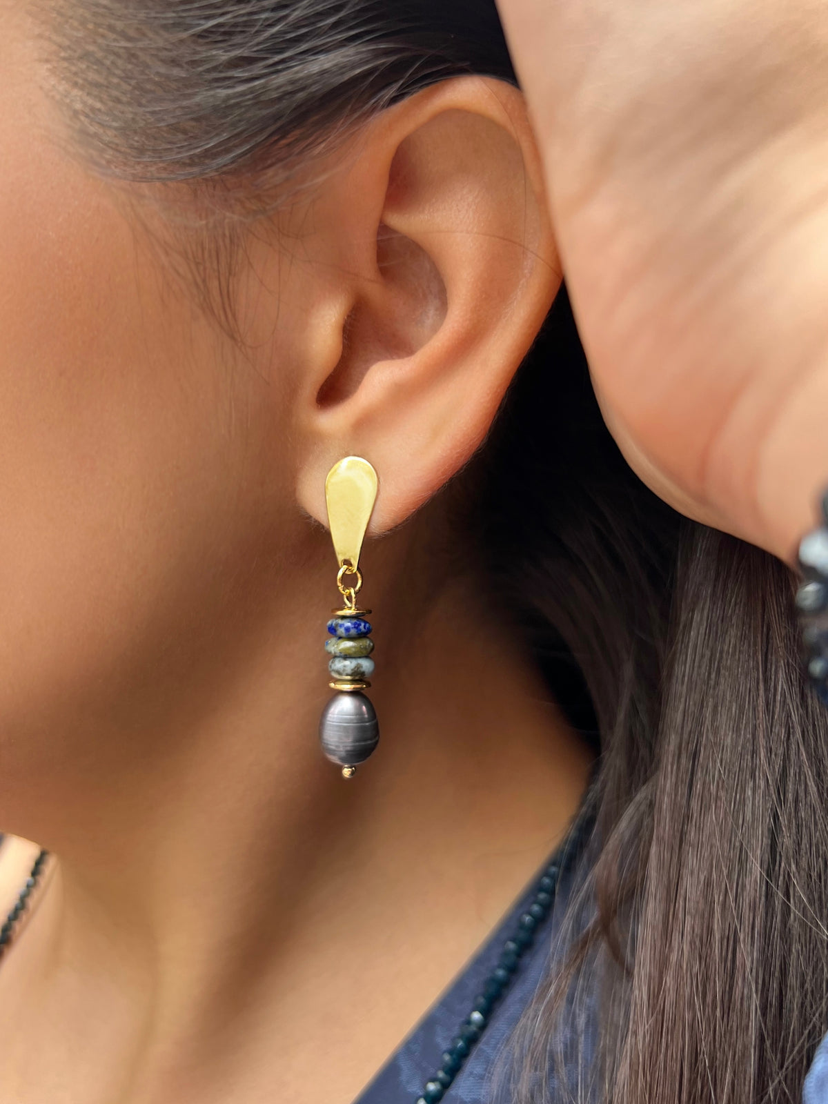 Brinco Cascalho Lapis Lazuli e Pérola Natural Cinza