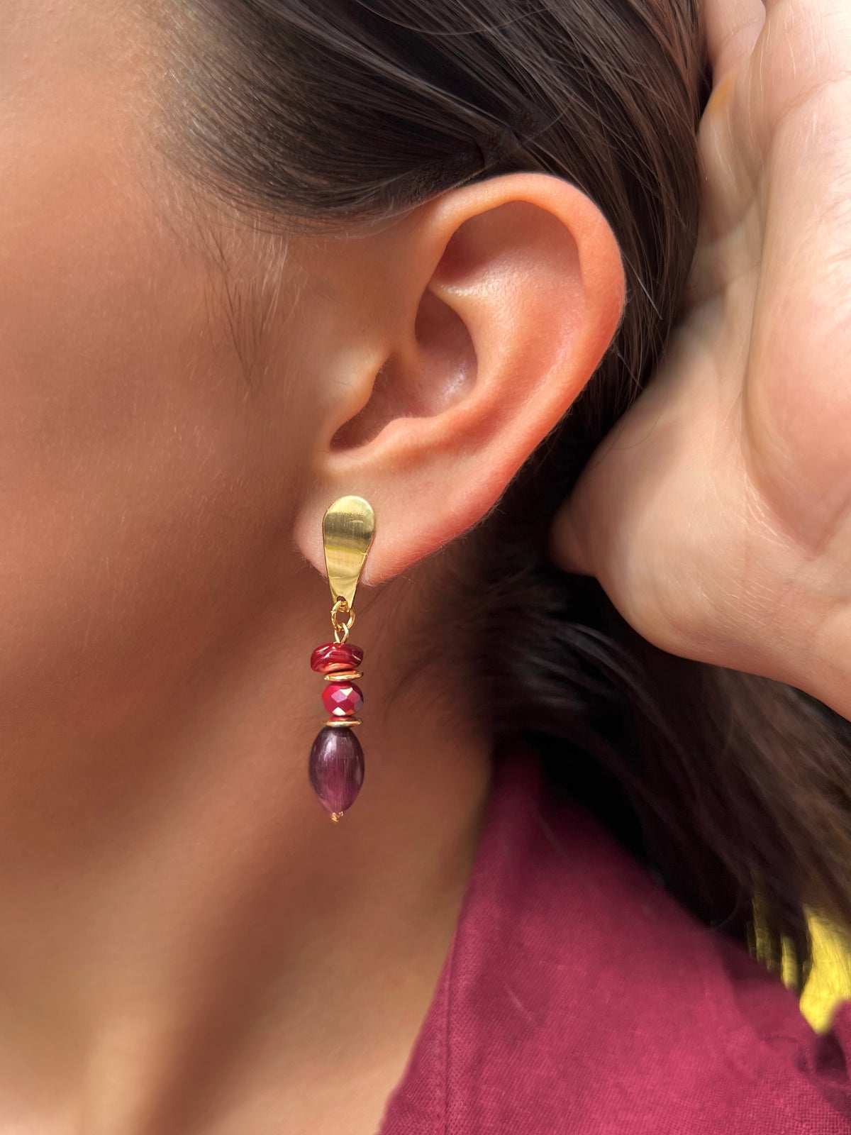 Brinco Cascalho Vermelho e Pedra Natural Jade Rubi