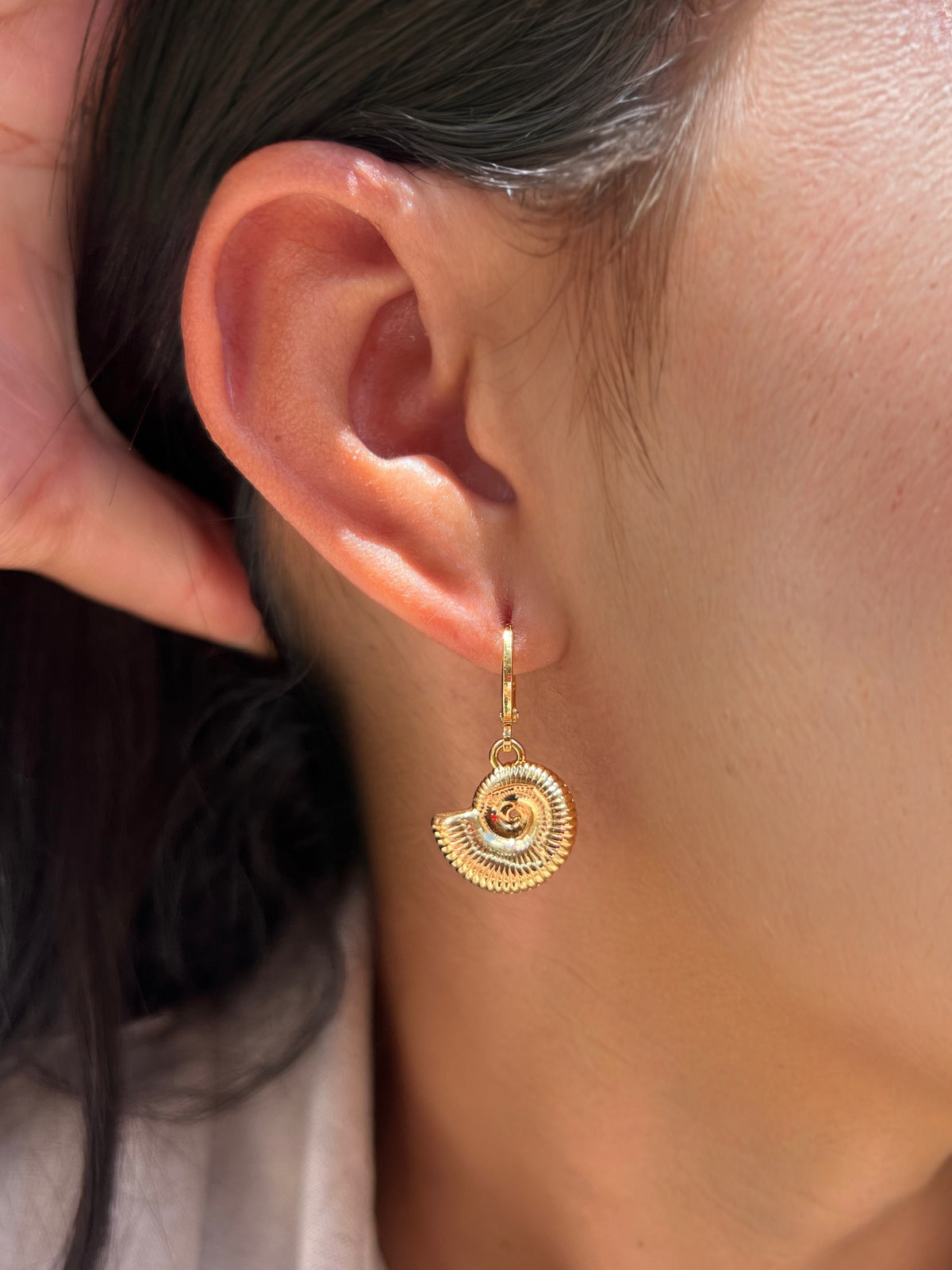 Brinco Argola Com Caramujo Dourado