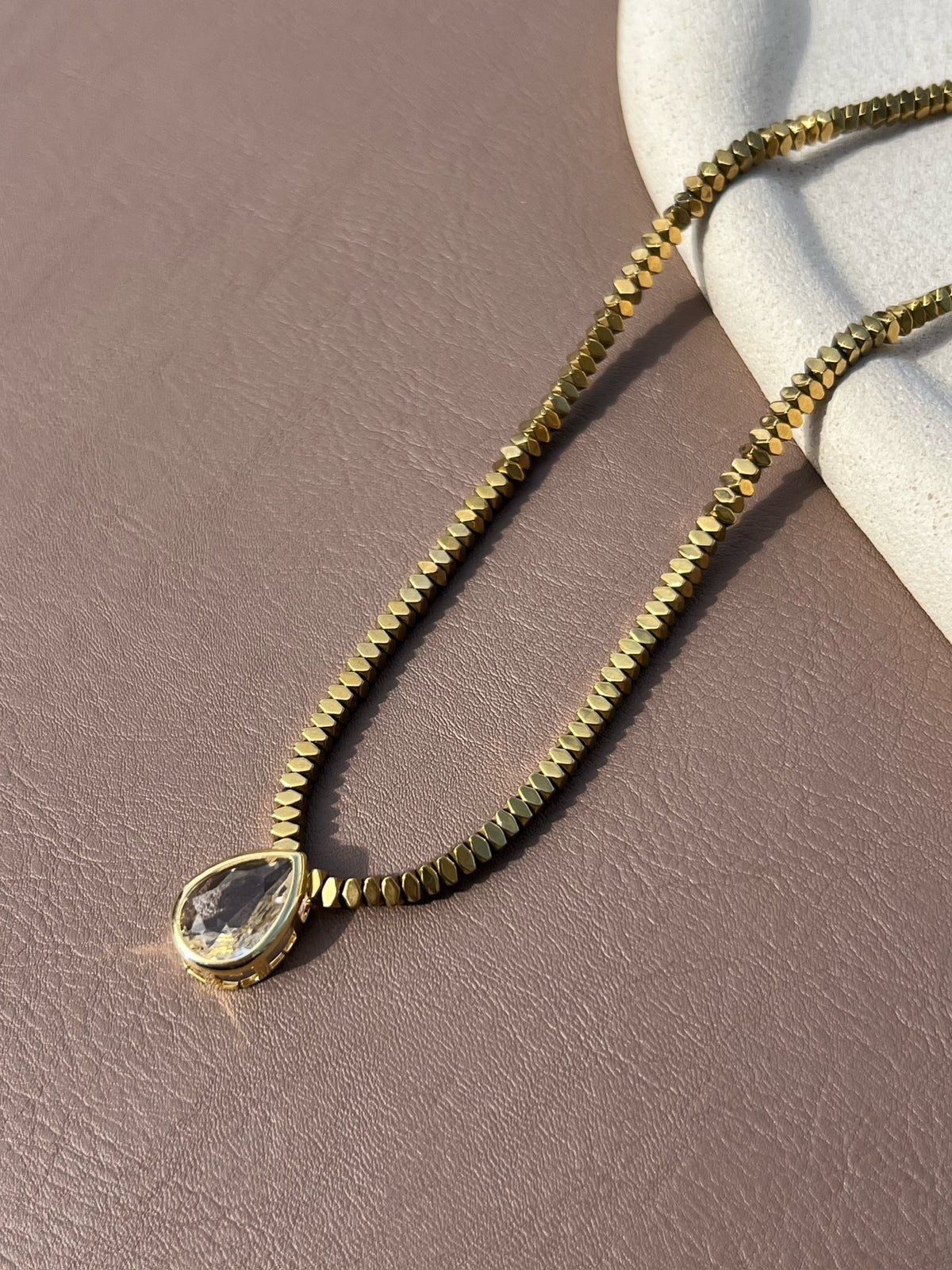 Colar Diana Hematitas Douradas Com Gota Cristal Transparente 45cm