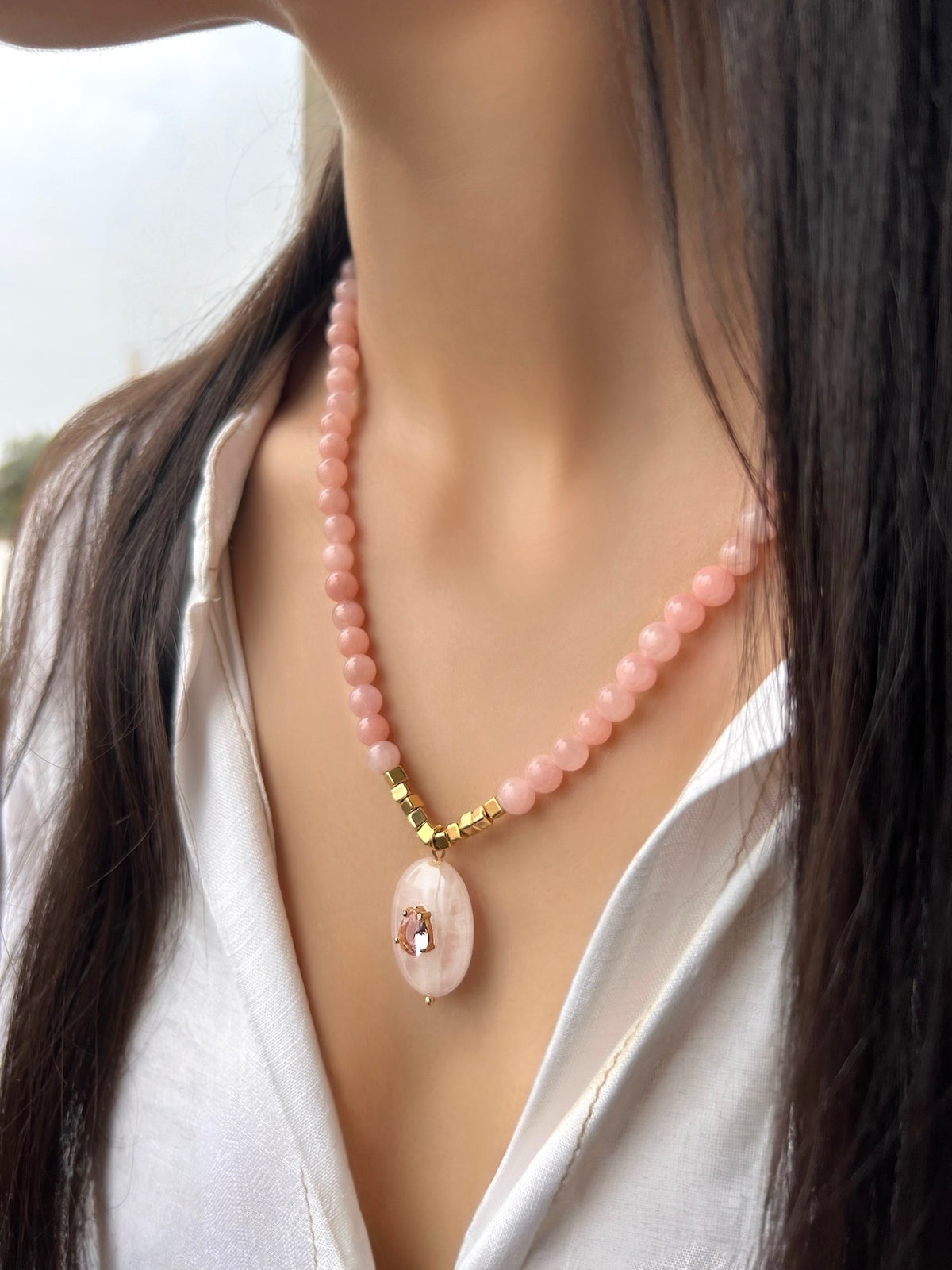 Colar Pingente Pedra Quartzo Rosa Com Detalhes Cubos Banho Ouro 45cm