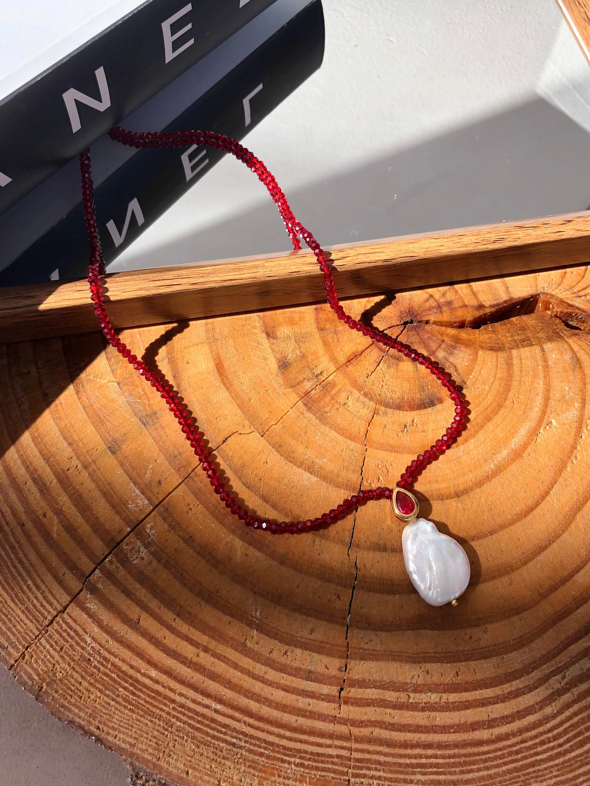 Colar Ana Em Cristais Vermelho Cherry Com Mini Gota E Pérola Barroca 70cm