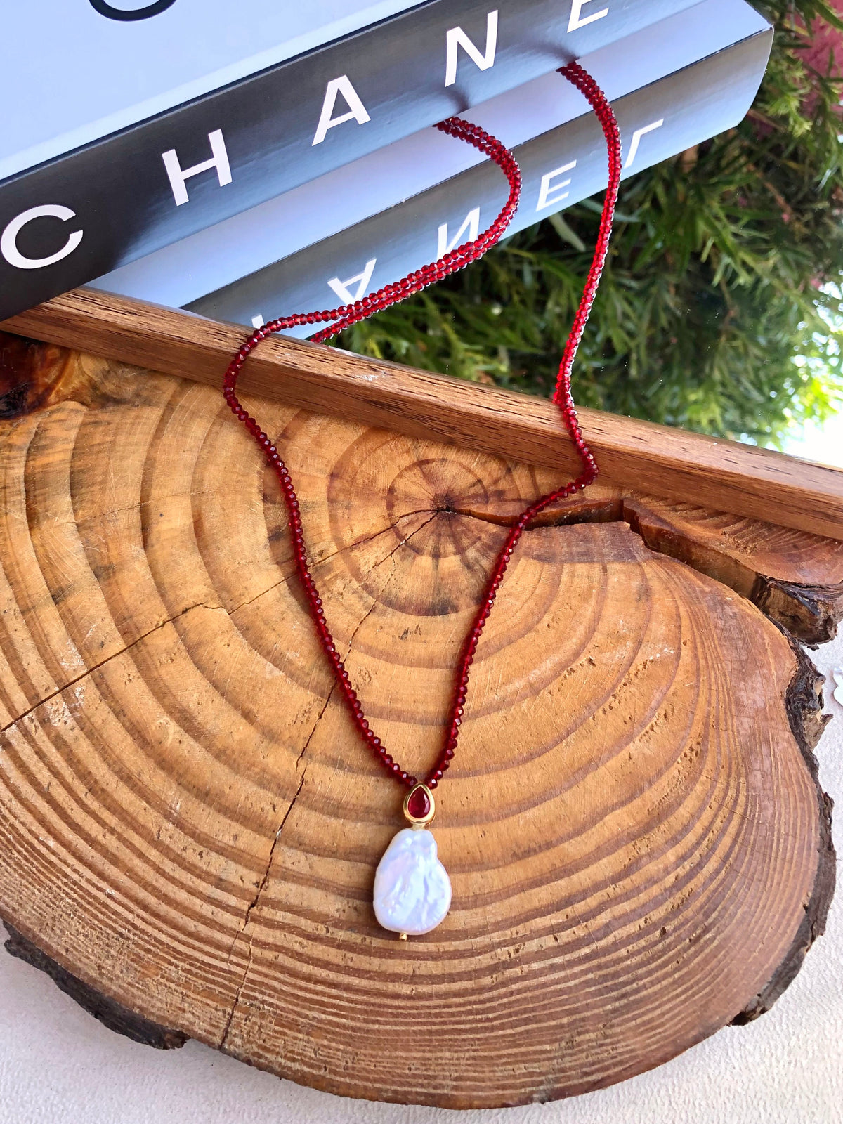 Colar Ana Em Cristais Vermelho Cherry Com Mini Gota E Pérola Barroca 70cm