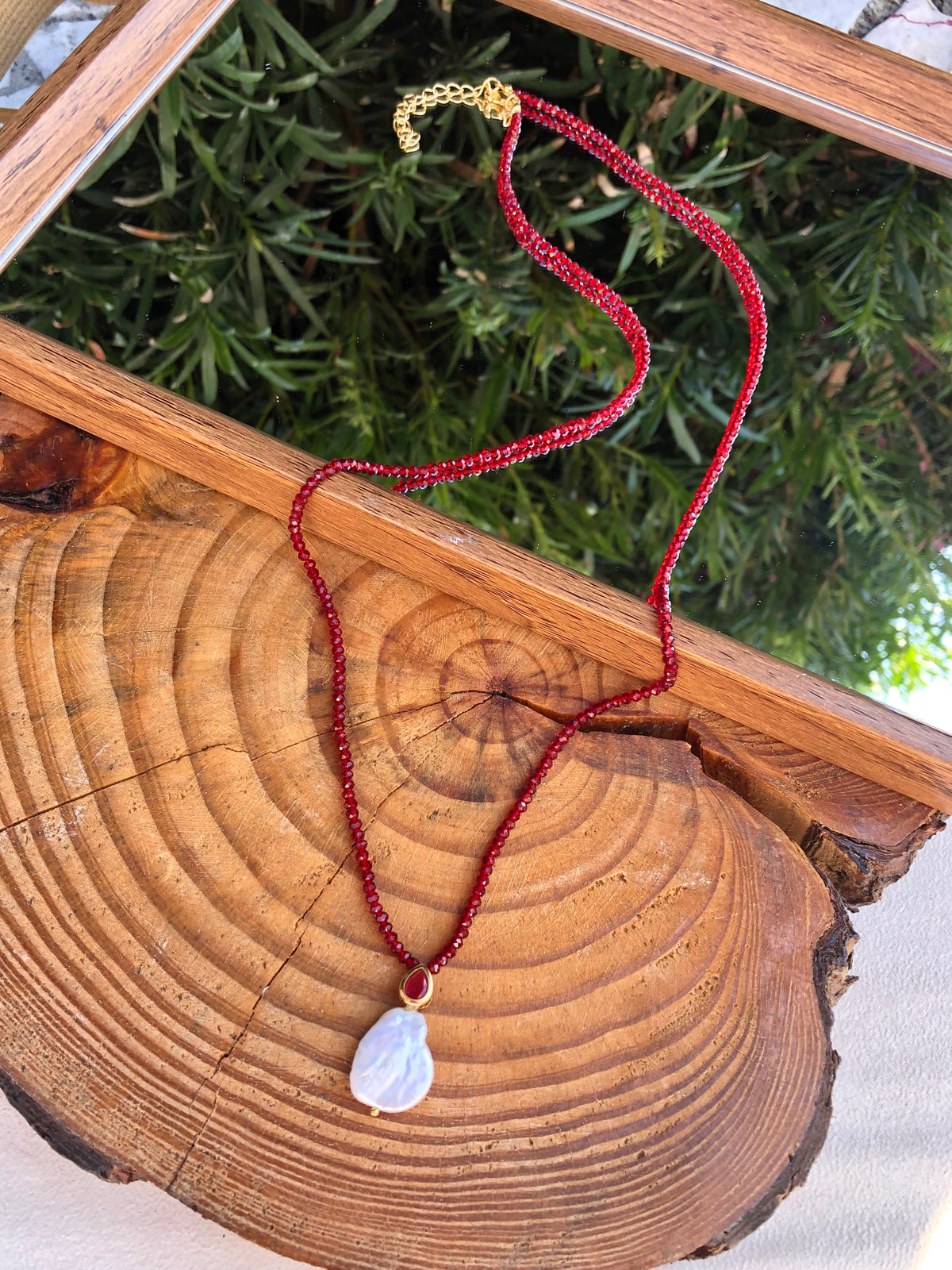 Colar Ana Em Cristais Vermelho Cherry Com Mini Gota E Pérola Barroca 70cm