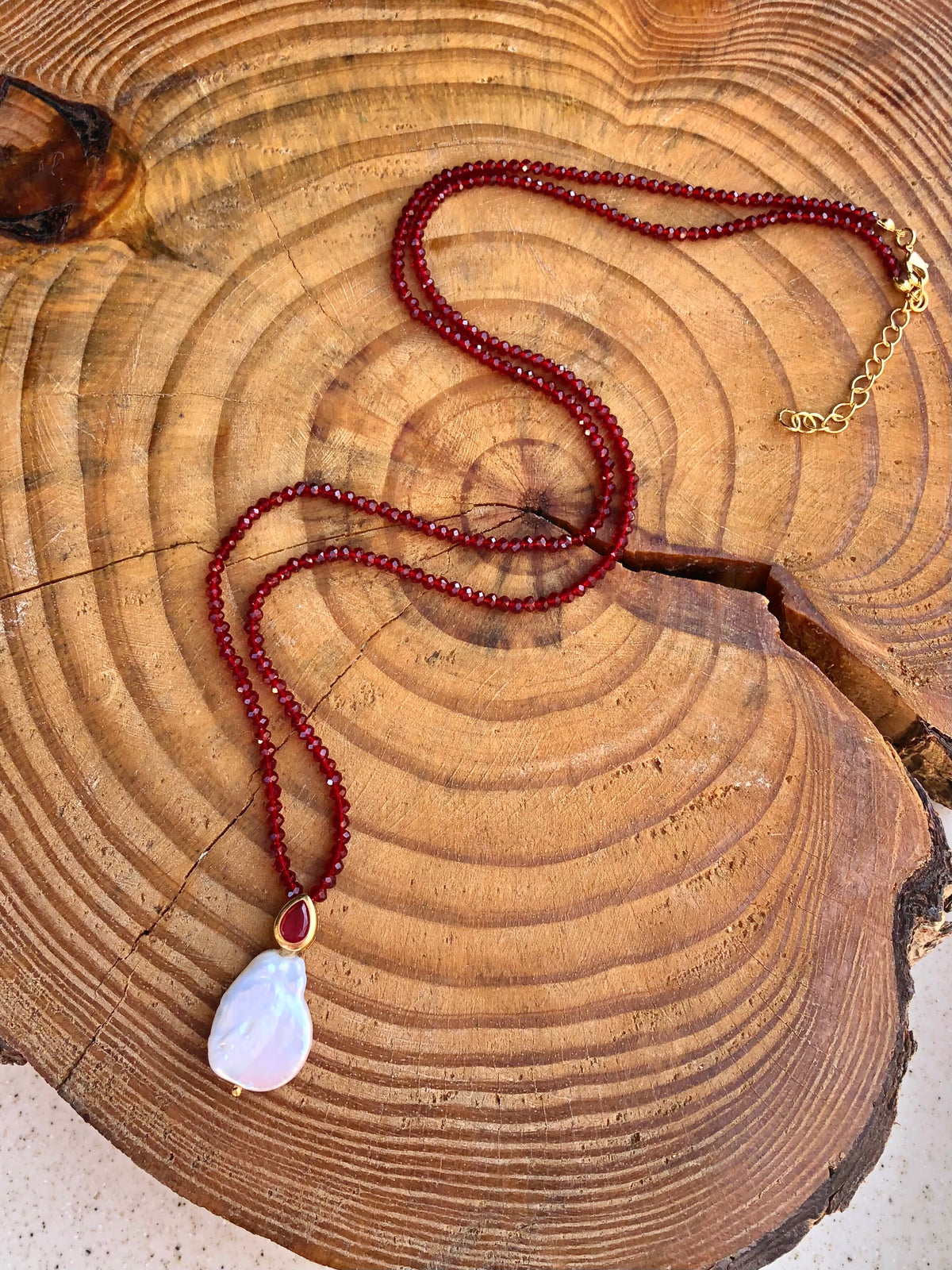 Colar Ana Em Cristais Vermelho Cherry Com Mini Gota E Pérola Barroca 70cm