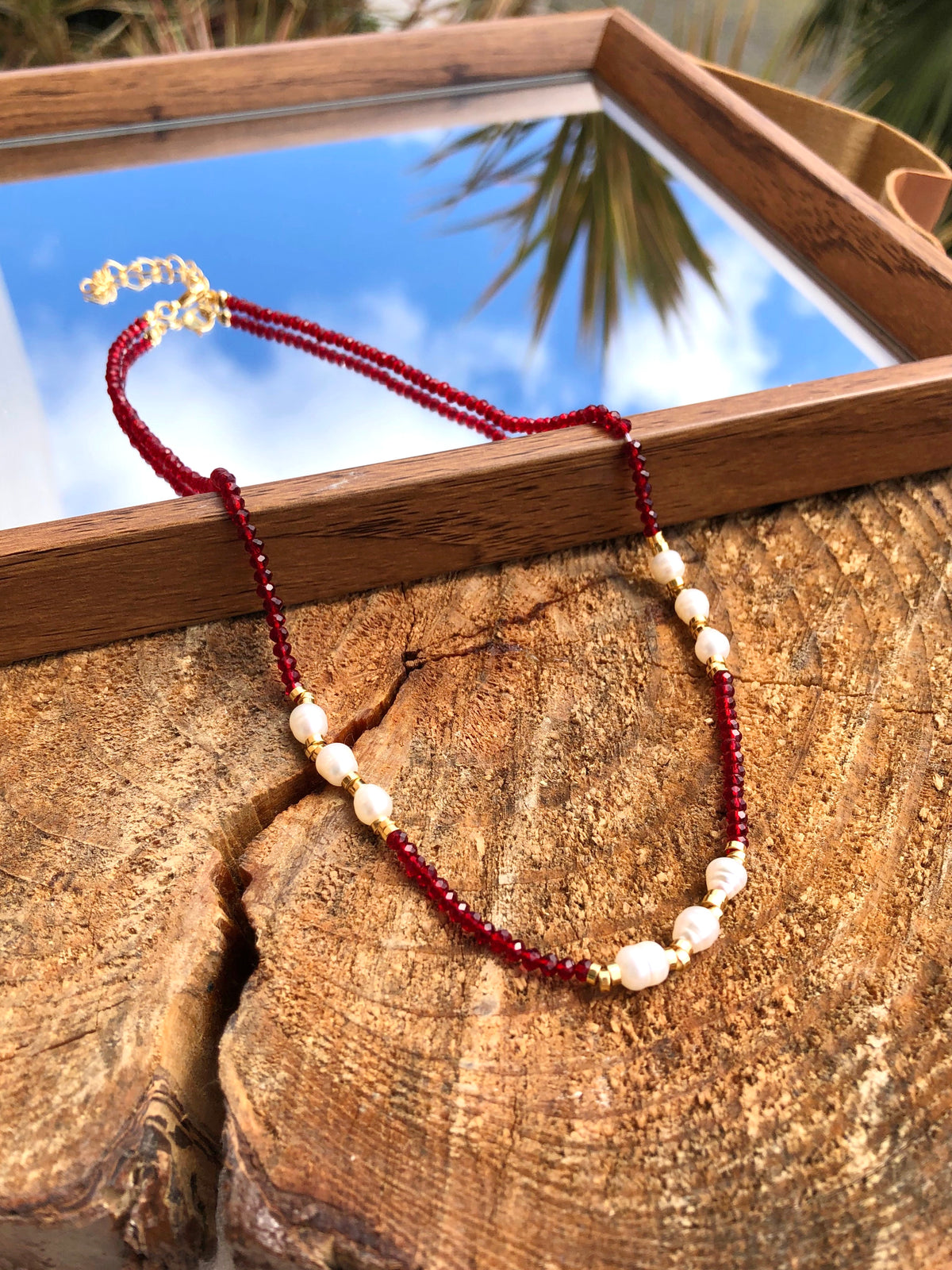 Colar Aurora Cristais Lapidados Vermelho Cherry E Pérolas Água Doce 45cm