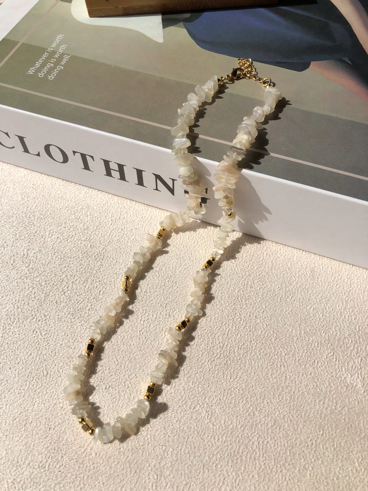 Colar Cascalho Quartzo Rutilado E Detalhes Em Banho Ouro 42cm