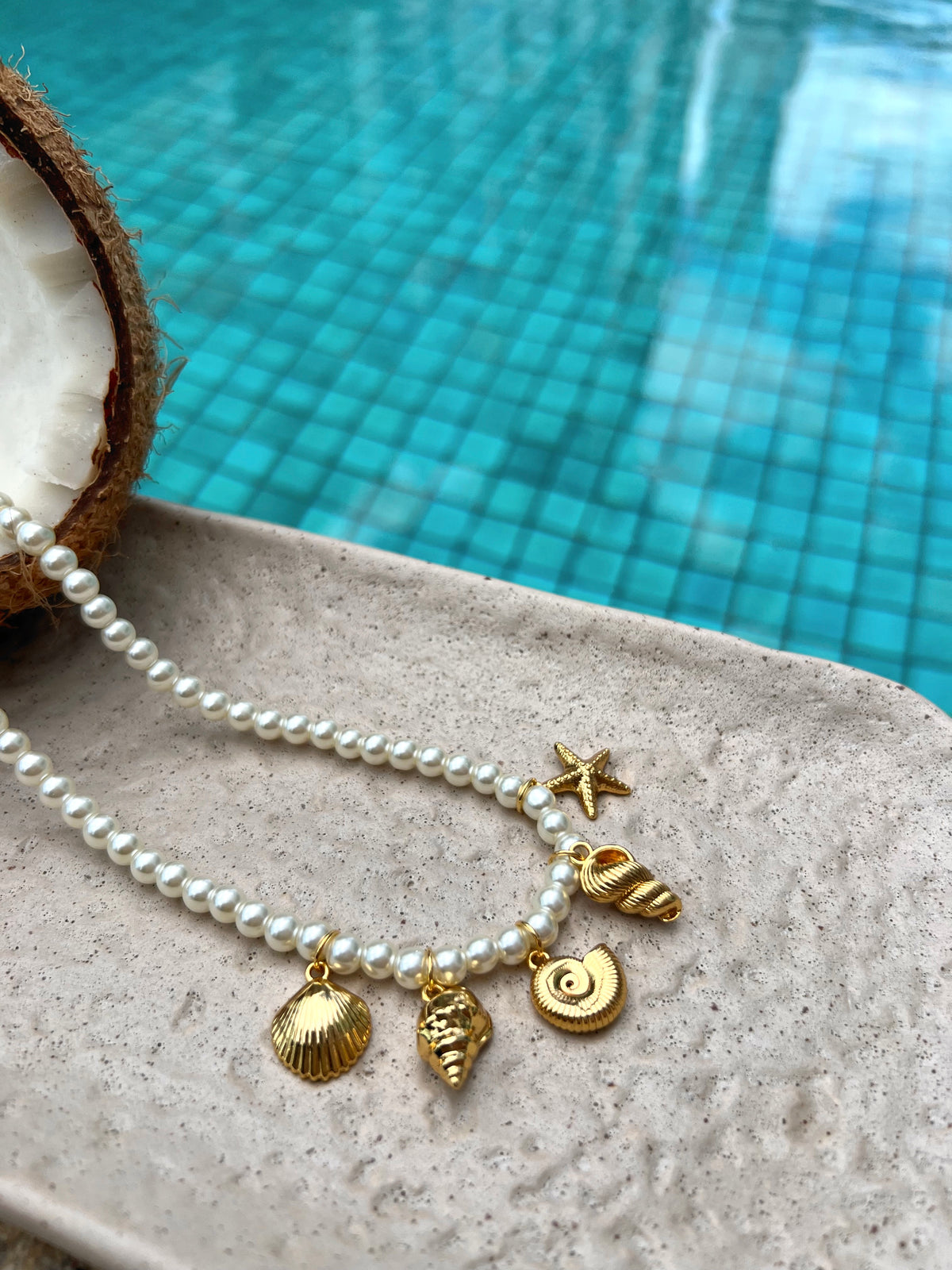 Colar Linha Mar Pérolas De Vidro e Pingentes 40cm