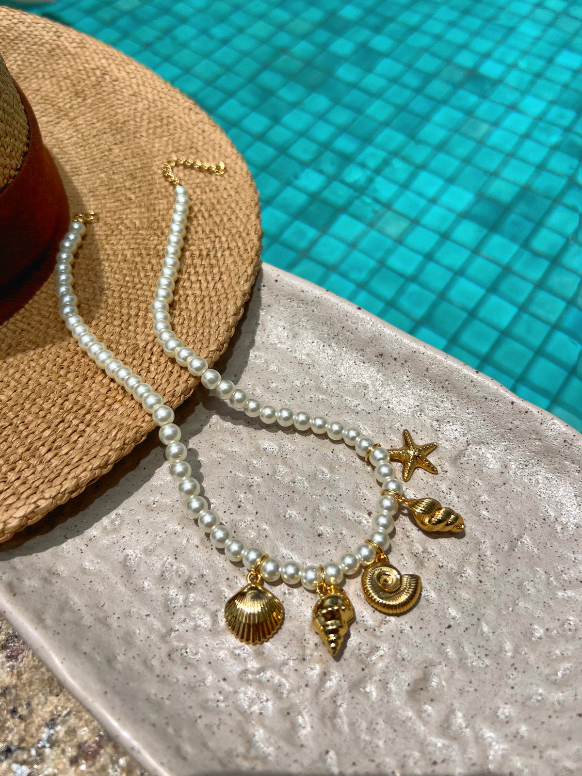 Colar Linha Mar Pérolas De Vidro e Pingentes 40cm