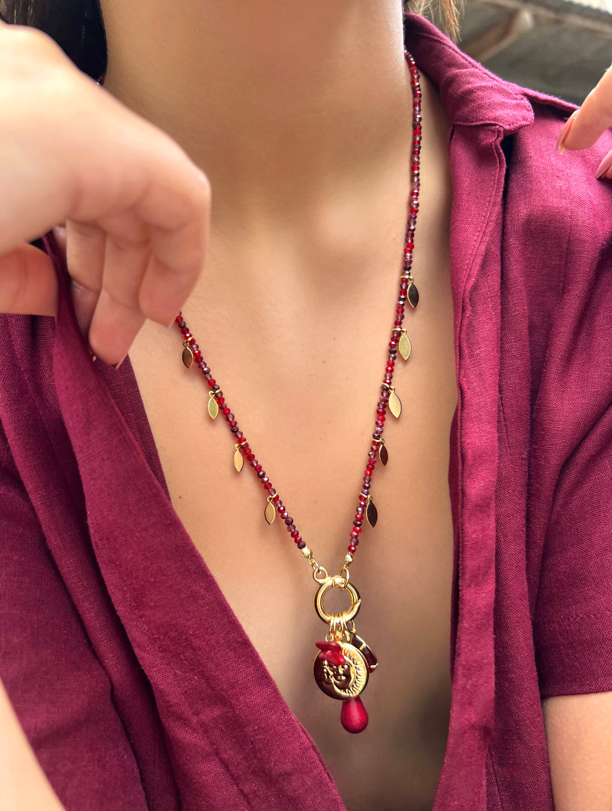 Colar Mix Tons Vermelho Penca Jade Rubi e Pingente Sol e Lua 70cm
