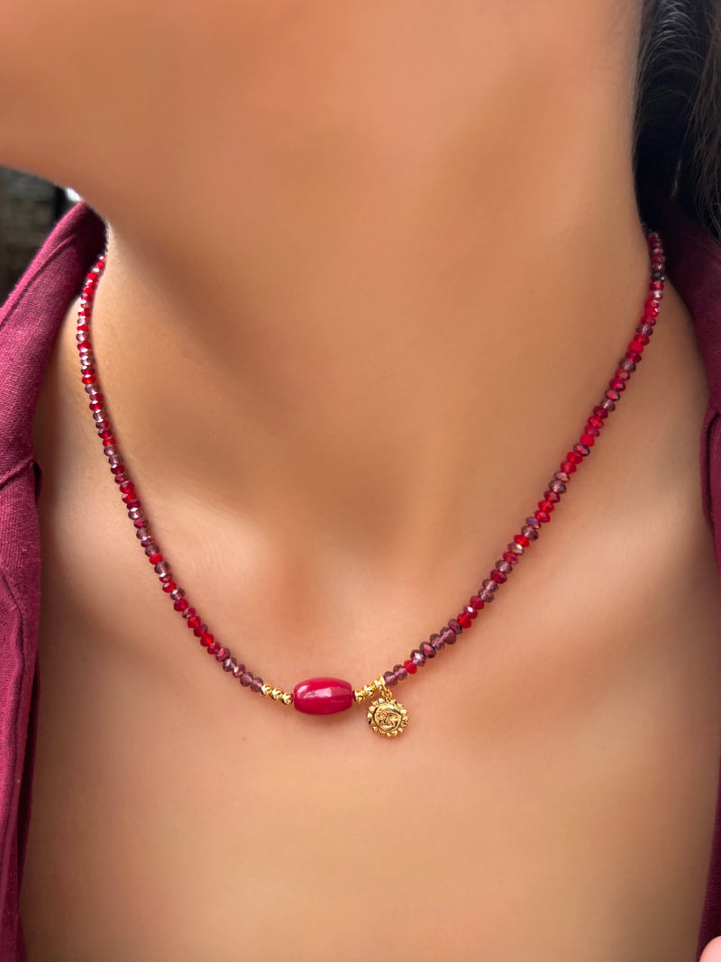 Colar Mix Tons Vermelho Com Pedra Natural Jade Rubi E Sol 40cm