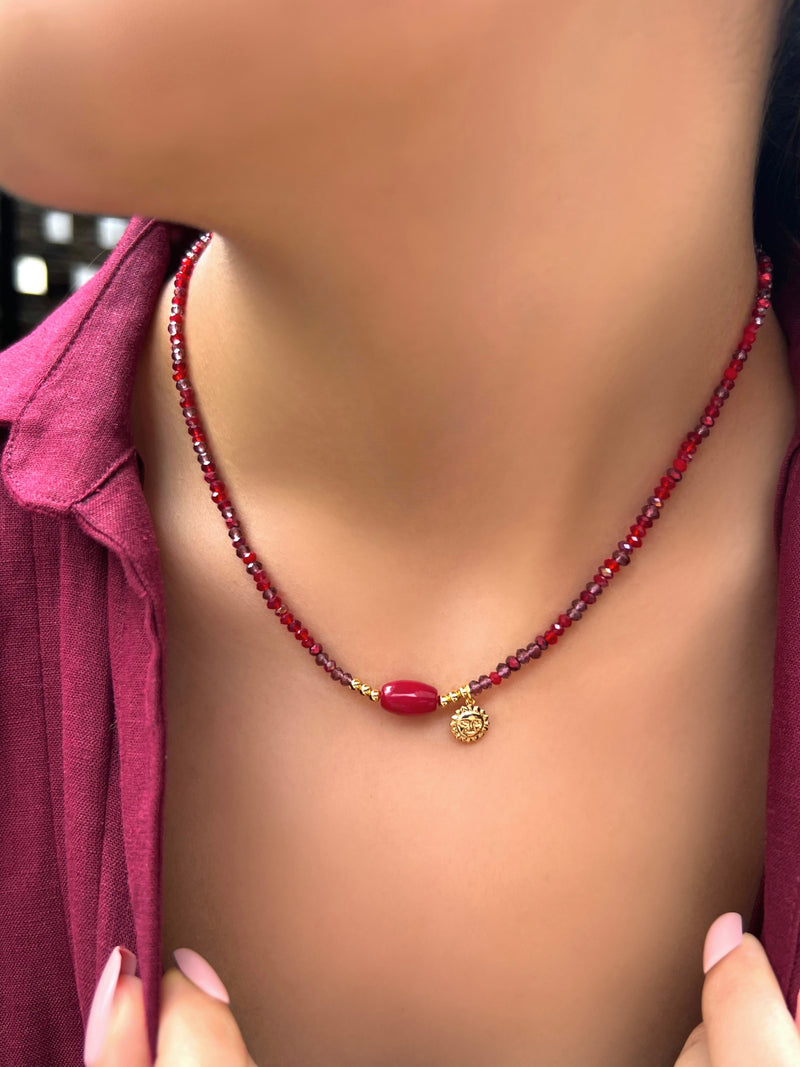 Colar Mix Tons Vermelho Com Pedra Natural Jade Rubi E Sol 40cm