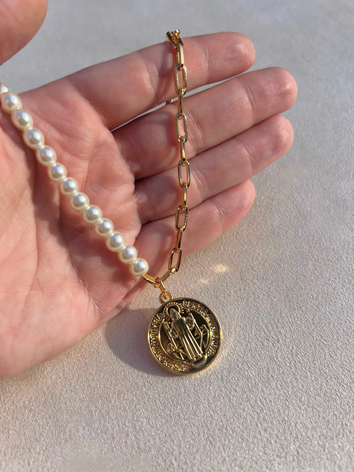 Colar São Bento Pérola Clássico Religioso Banhado A Ouro 42cm