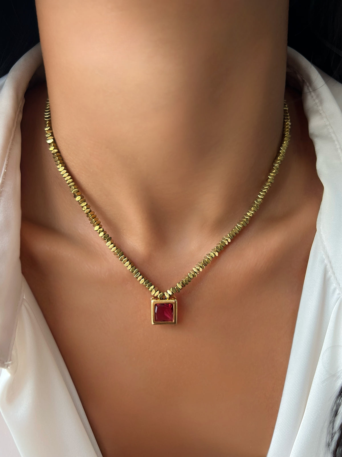 Colar Hematitas Com Cristal Quadrado Cor Rubi 40cm