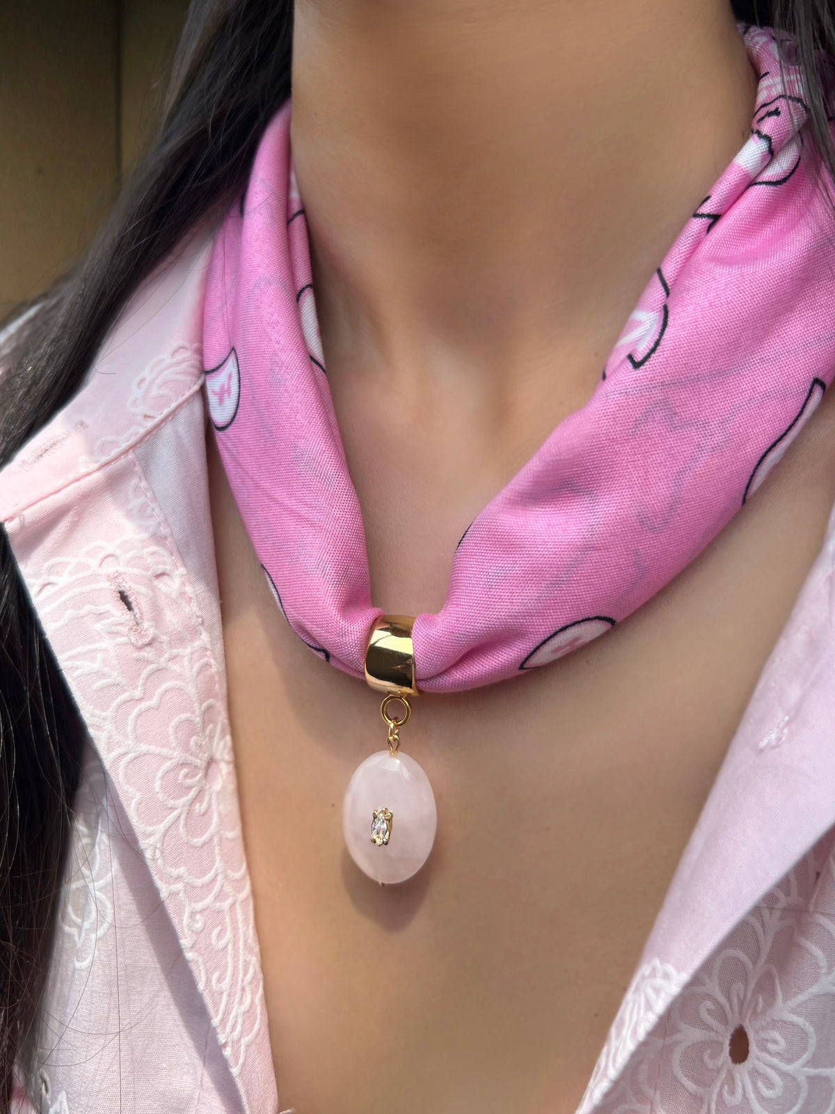 Colar Lenço Rosa Com Pedra Quartzo Rosa 43cm