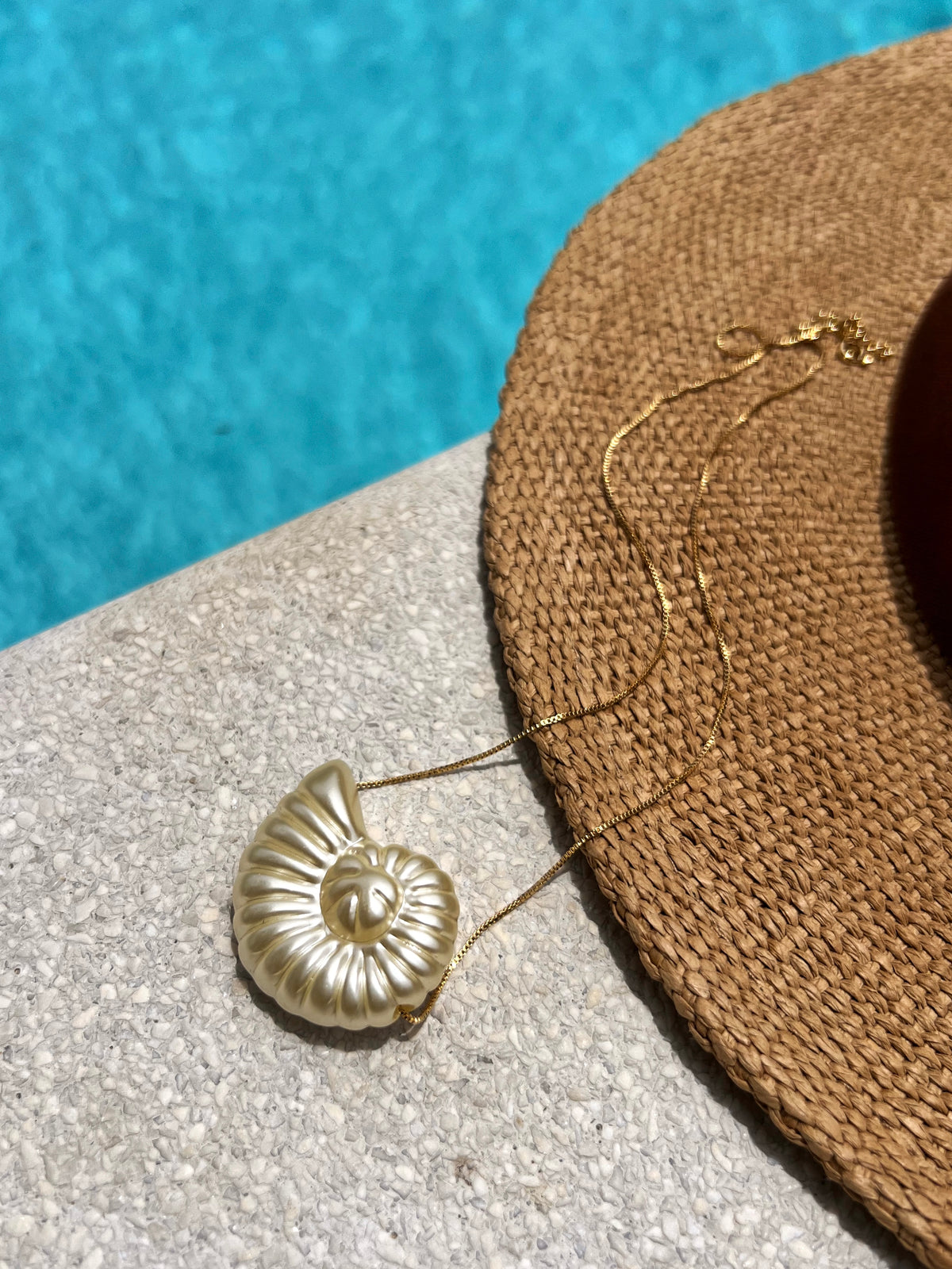 Colar Linha Mar Corrente Veneziana Fina Com Caracol Pérola Acrílica 45cm