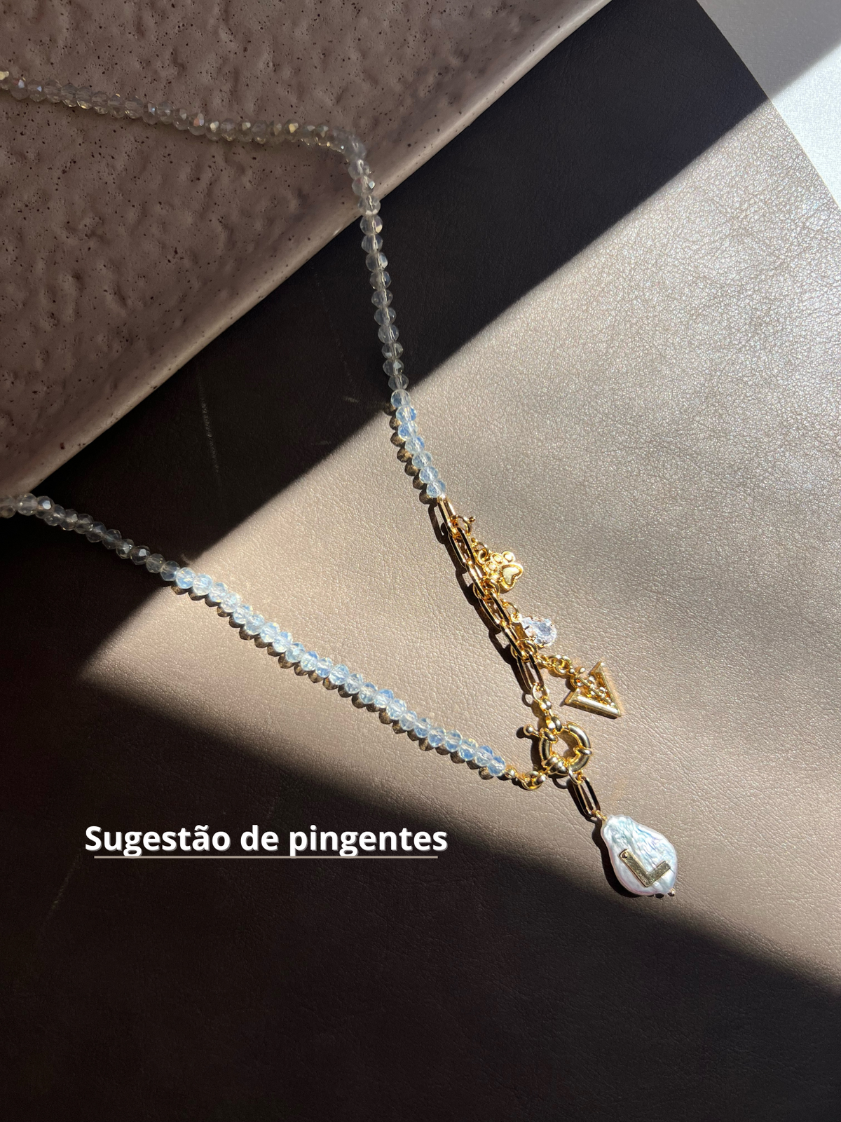Colar Profissões Pins Removíveis Com Pérola Barroca e Inicial 50cm