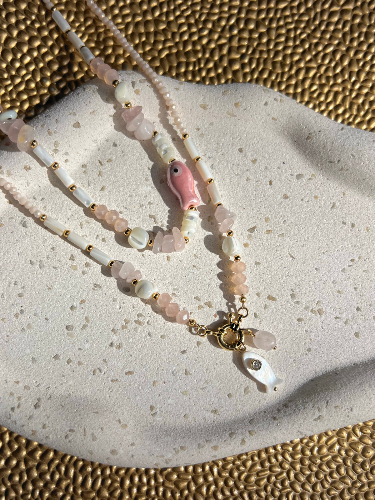 Mix De Três Colares Com Pingente Sardinha e Pedras Naturais Cor Rosa