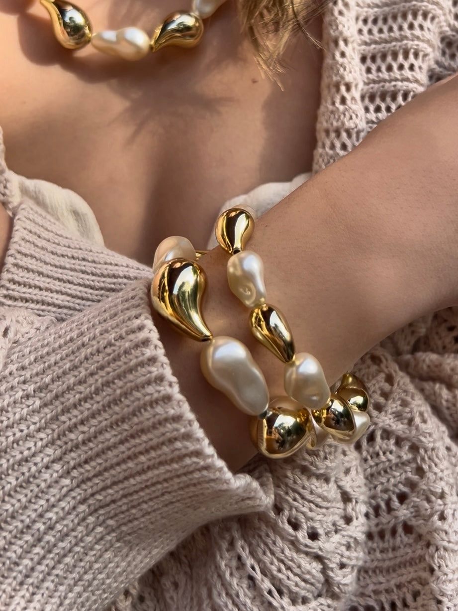 Mix De Duas Pulseiras De Pérolas e Orgânicos Dourados Acrílicos