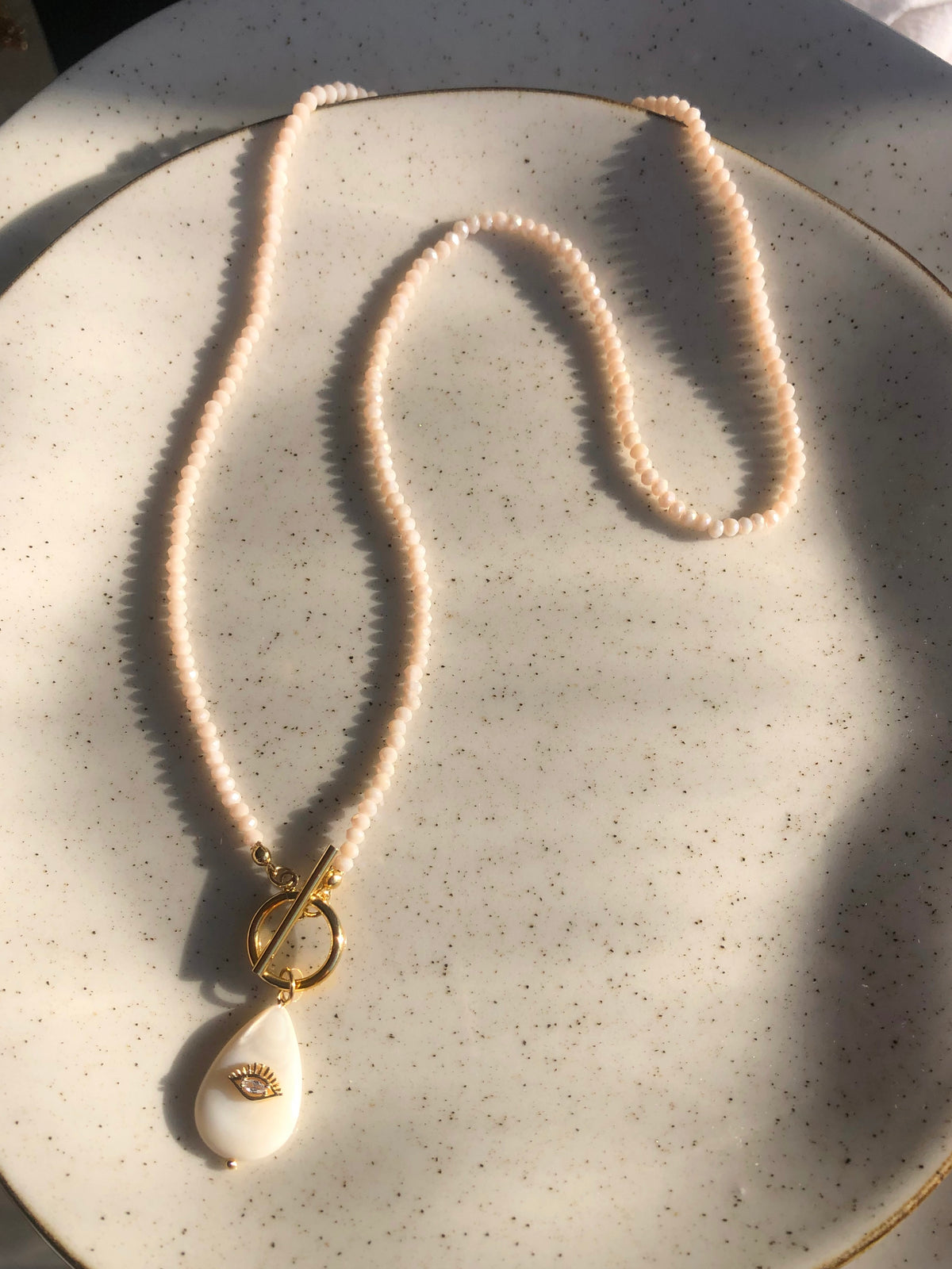 Colar Em Cristais Lapidados Nude E Gota Madreperola 55cm