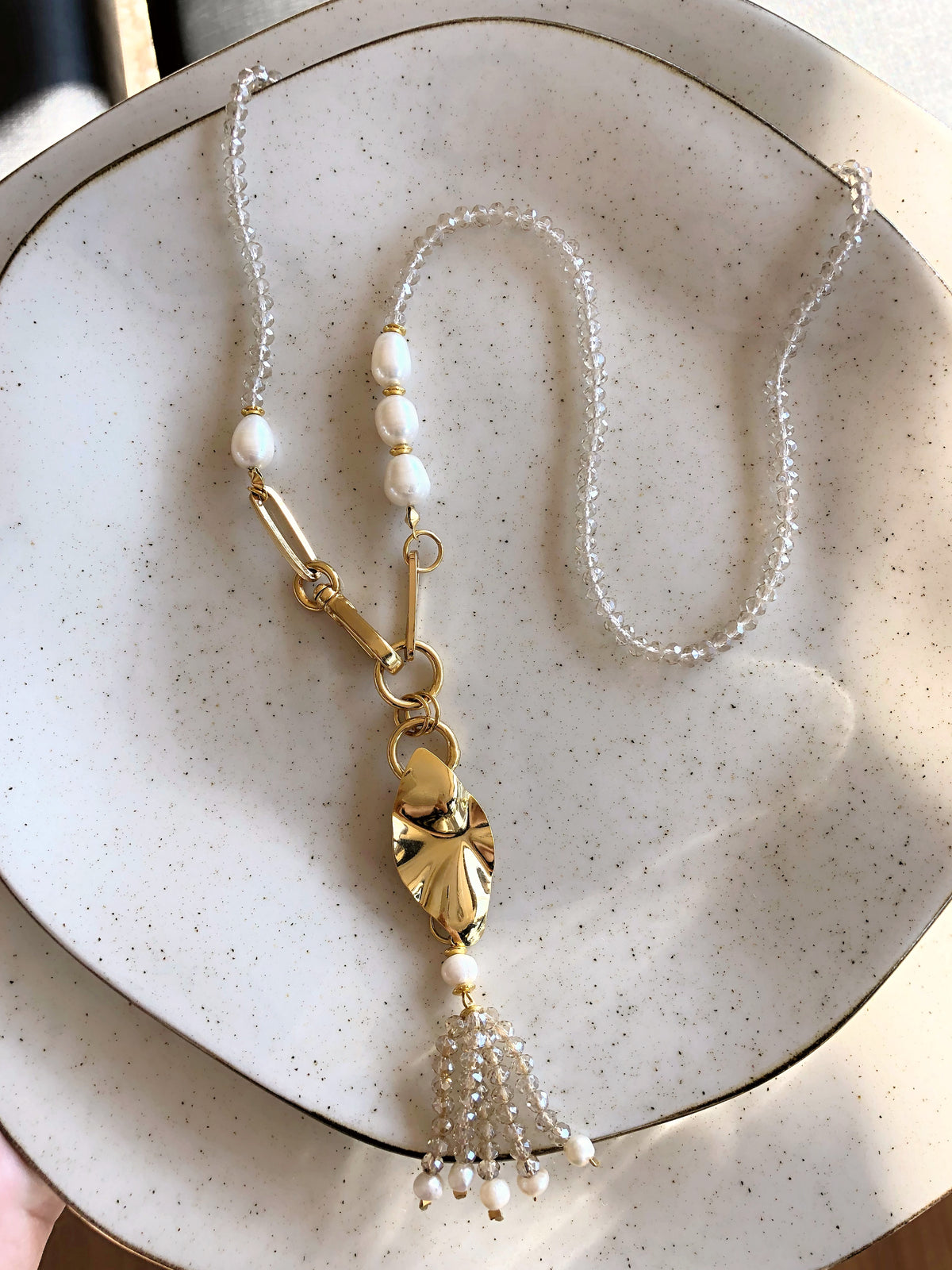 Colar Longo Em Cristais Lapidados Com Formas E Tassel Em Cristal E Pérola De Água Doce 60cm