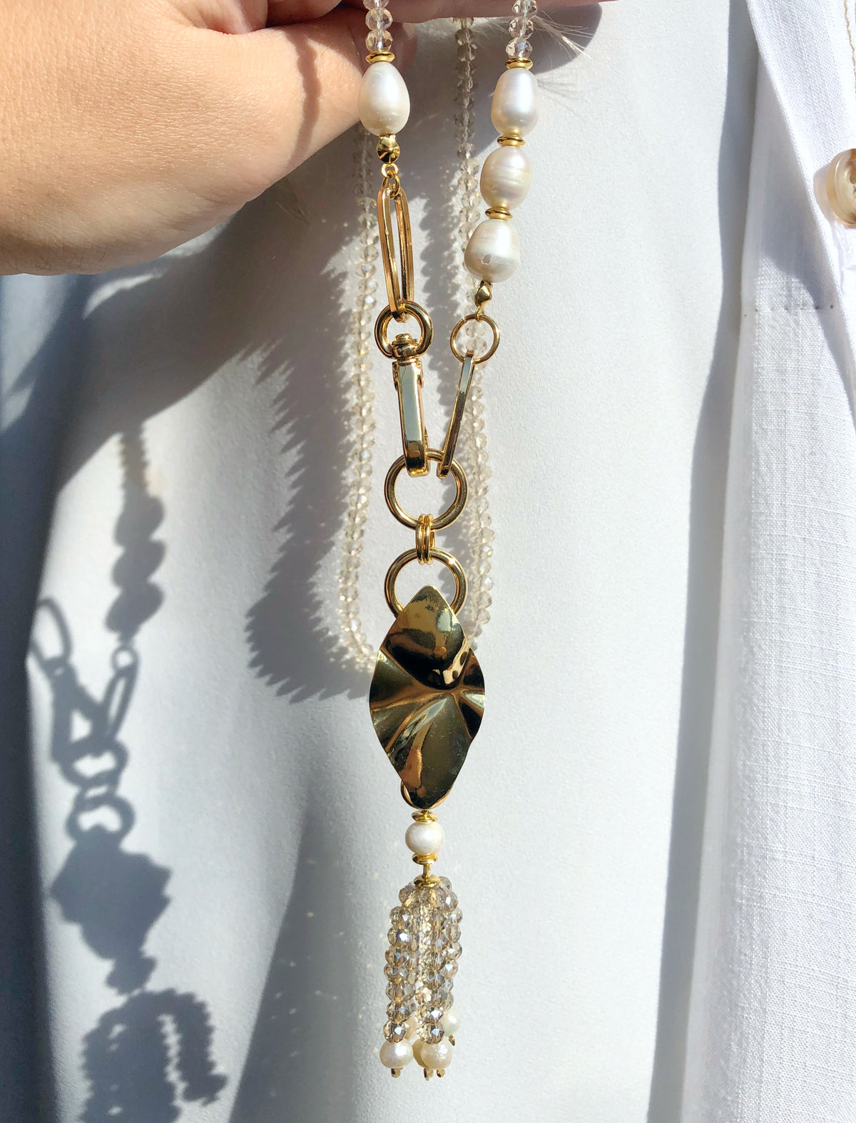 Colar Longo Em Cristais Lapidados Com Formas E Tassel Em Cristal E Pérola De Água Doce 60cm