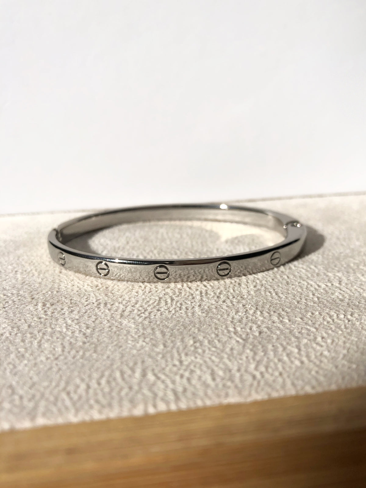 Bracelete Fino Parafuso Em Banho Ródio Branco 17cm