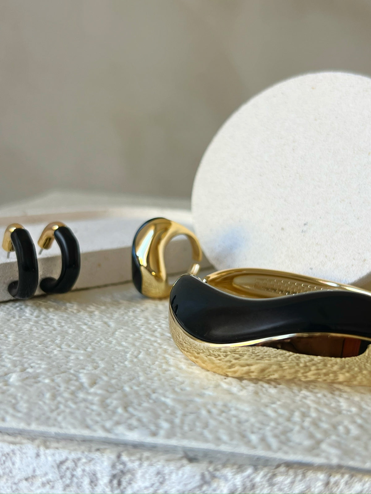 Conjunto De Três Peças Bracelete, Anel e Brinco Preto Onda
