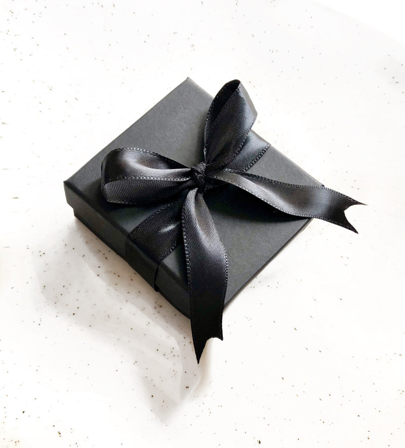 Caixa De Presente Na Cor Preta Com Laço Preto