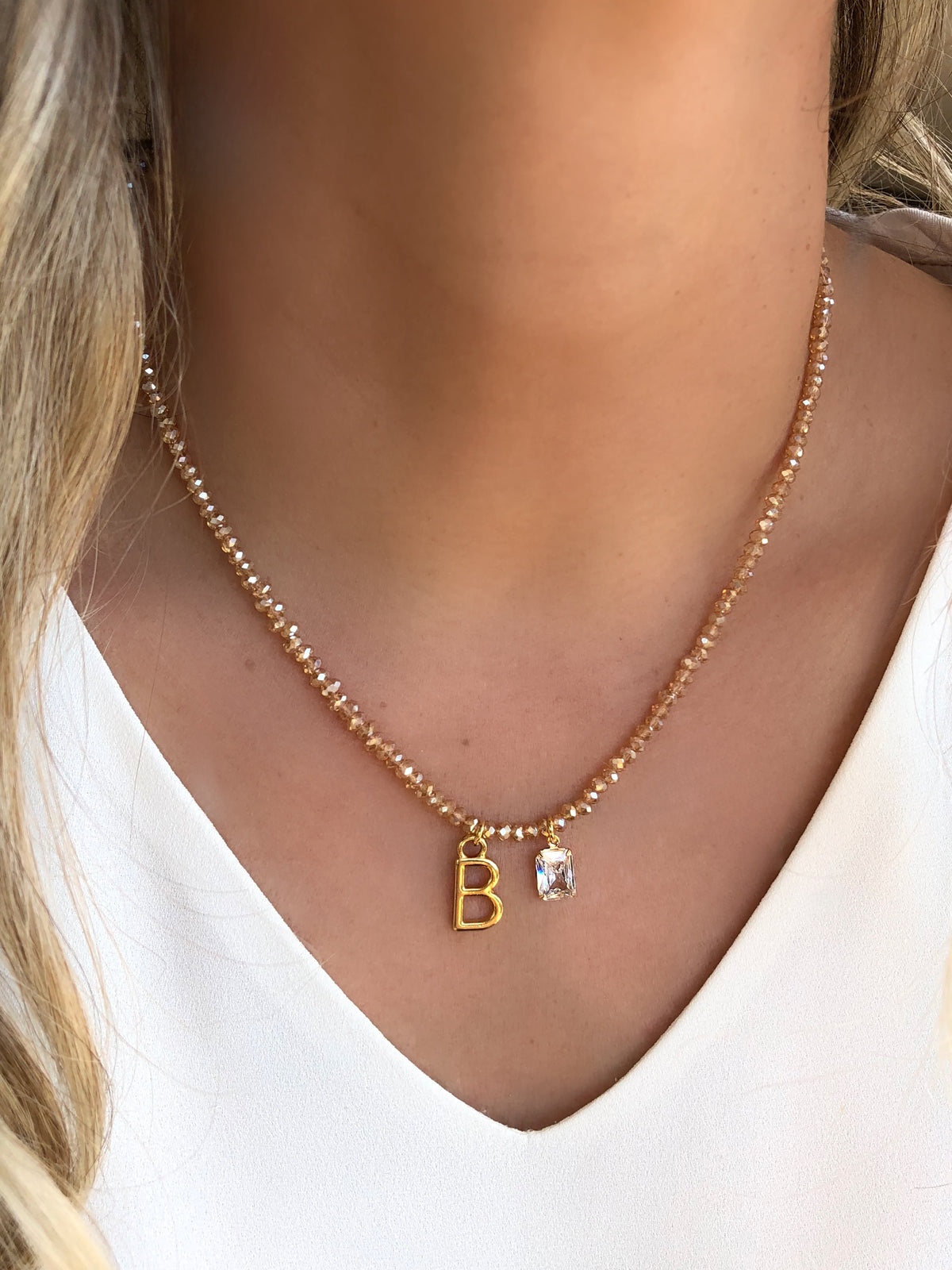 Colar De Cristais Lapidados Cor Dourado Personalizado Letra Média Com Baguete Zircônia