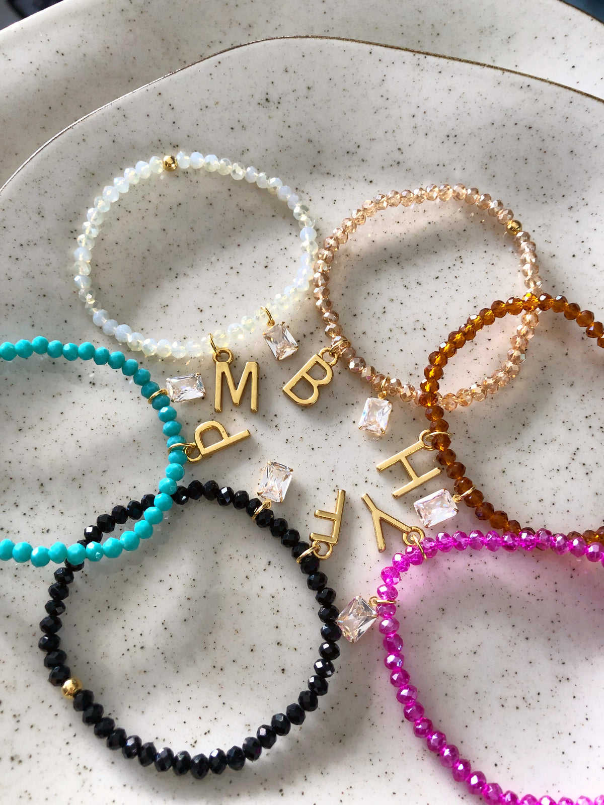 Pulseira De Cristais Lapidados Cor Dourado Personalizado Letra Média Com Baguete Zircônia