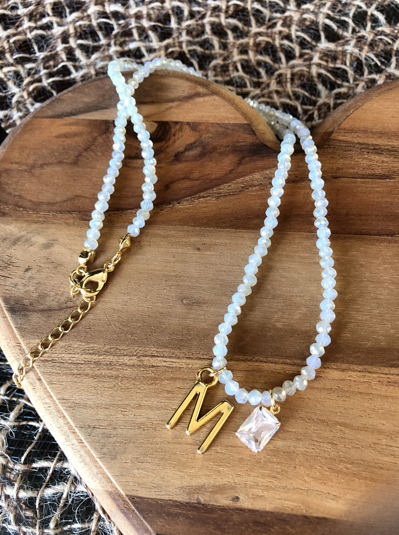Colar De Cristais Lapidados Cor Branco Perolado Personalizado Letra Média Com Baguete Zircônia