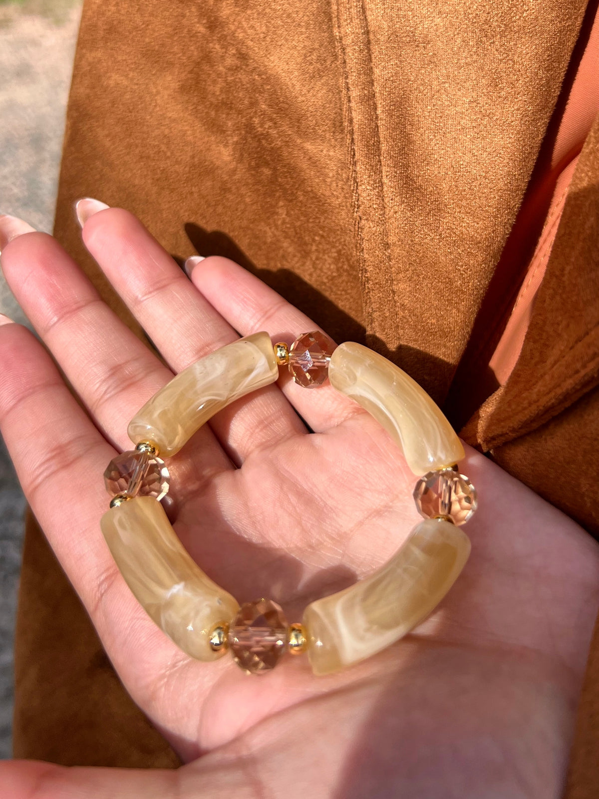 Pulseira Acrílica Soho Bege e Cristal Lapidado 17cm