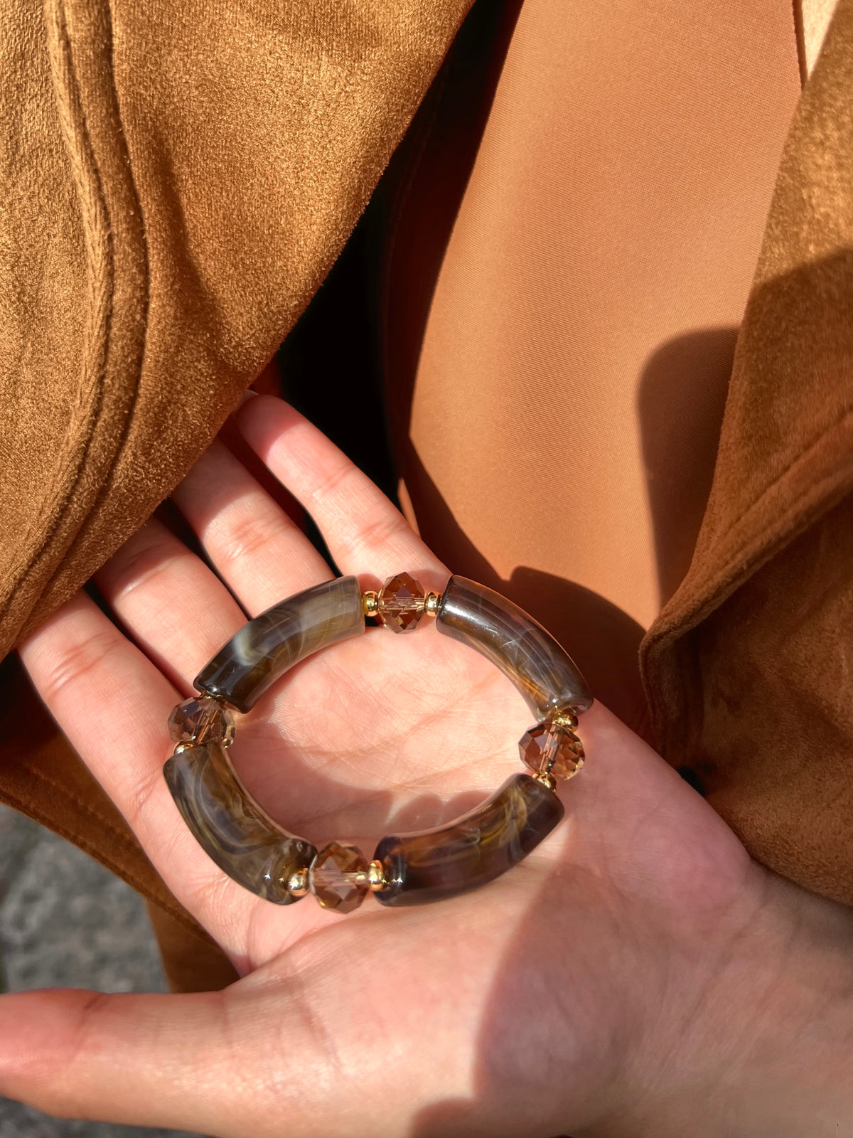 Pulseira Acrílica Soho Marrom e Cristal Lapidado 17cm