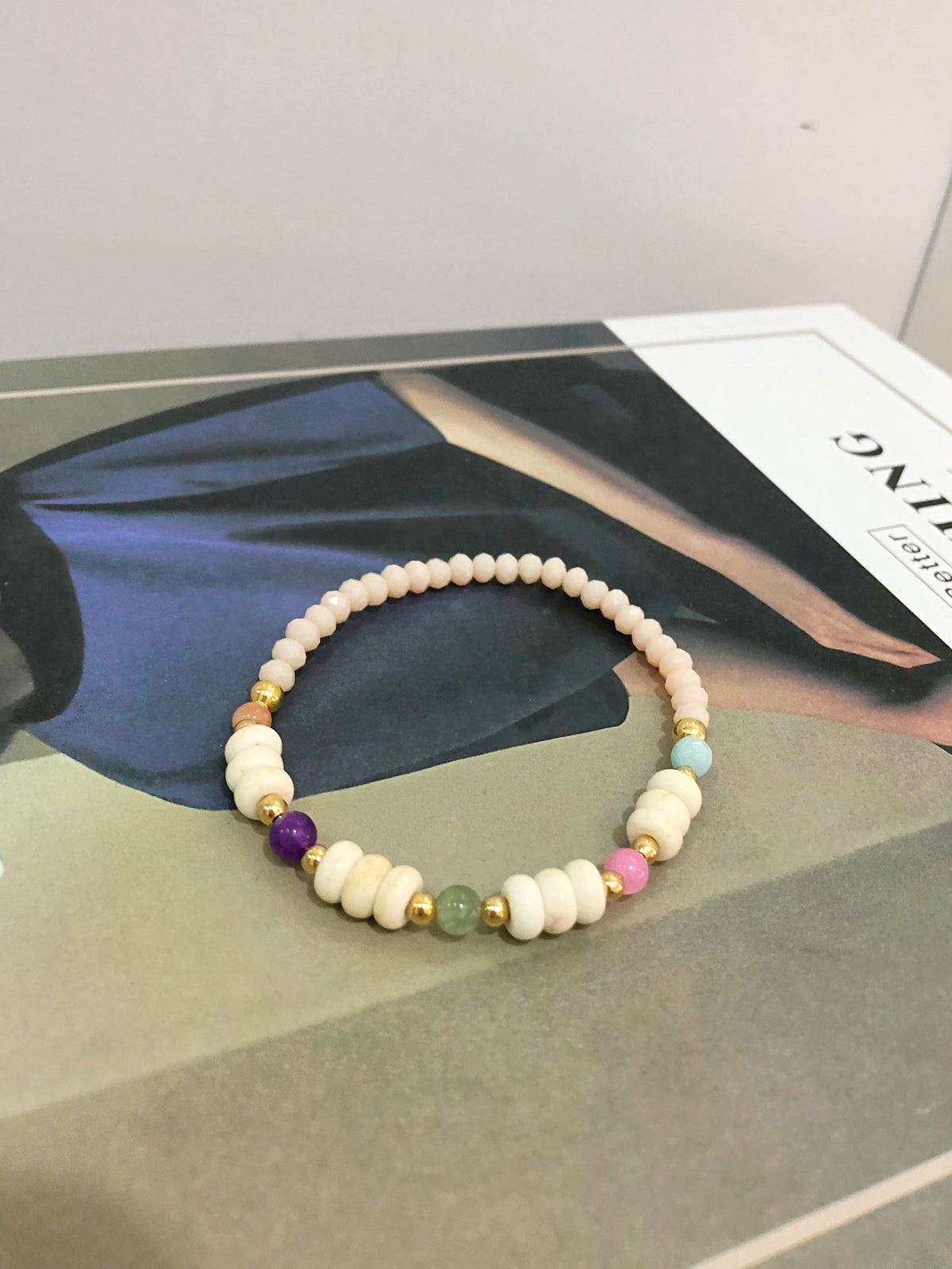 Pulseira Jaqueline Com Pedras Naturais Coloridas, Discos Howlita E Bolinhas