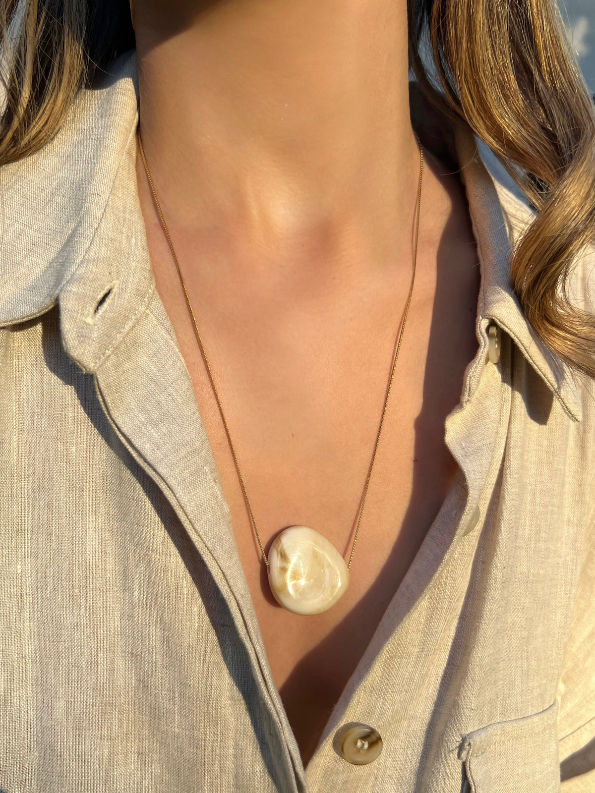 Colar Corrente Veneziana Fina Com Pingente Resinado Marfim 70cm