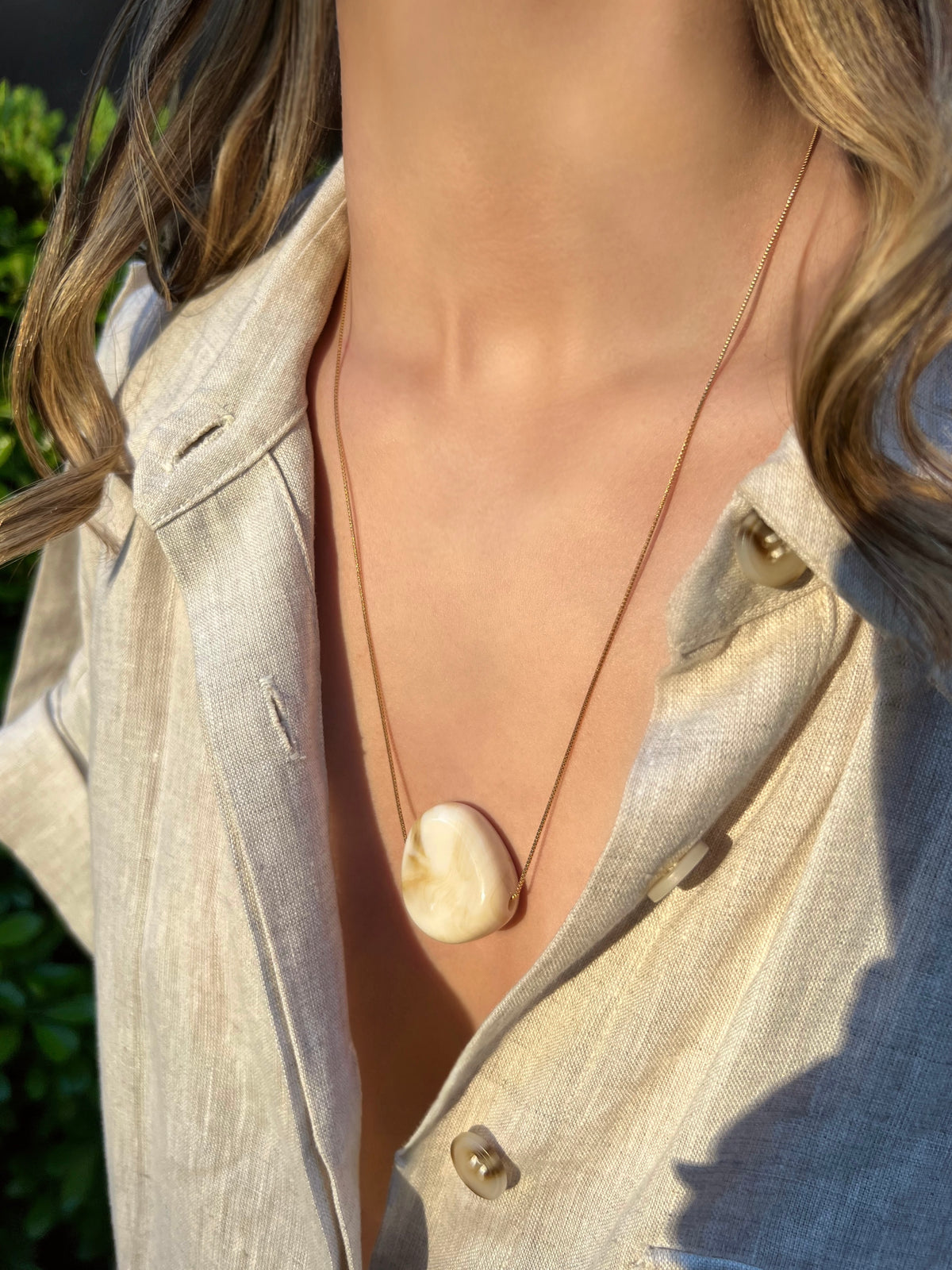 Colar Corrente Veneziana Fina Com Pingente Resinado Marfim 70cm