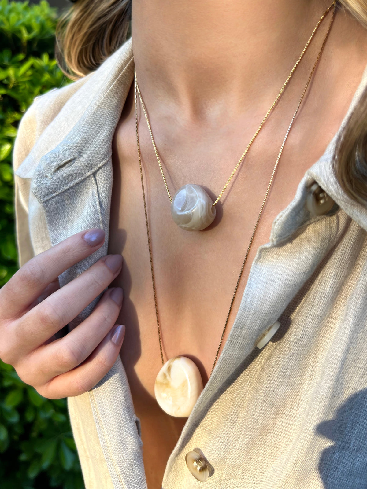 Mix De Dois Colares Corrente Veneziana Fina Com Pingente Resina Quartzo Bege e Marfim