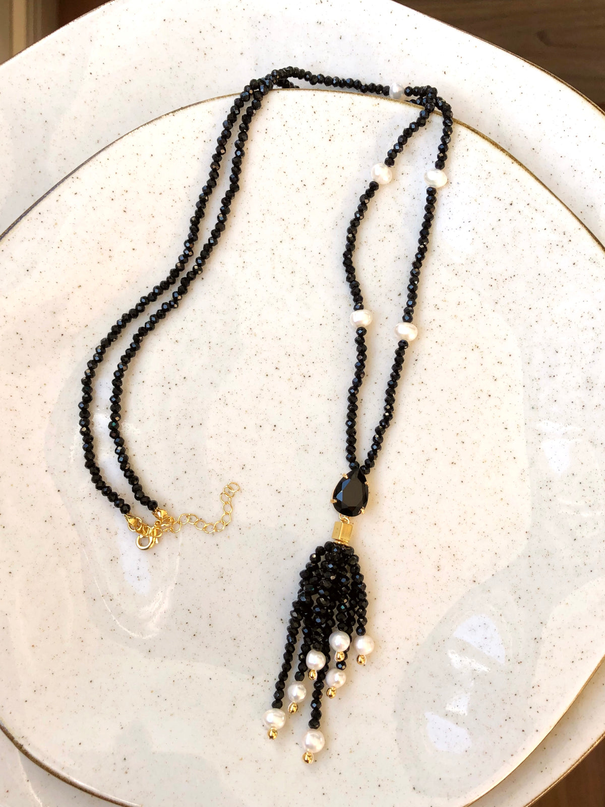 Colar Em Cristais Cor Preto Ônix Com Pérolas De Água Doce E Tassel Com Gota Em Cristal Lapidado 70cm