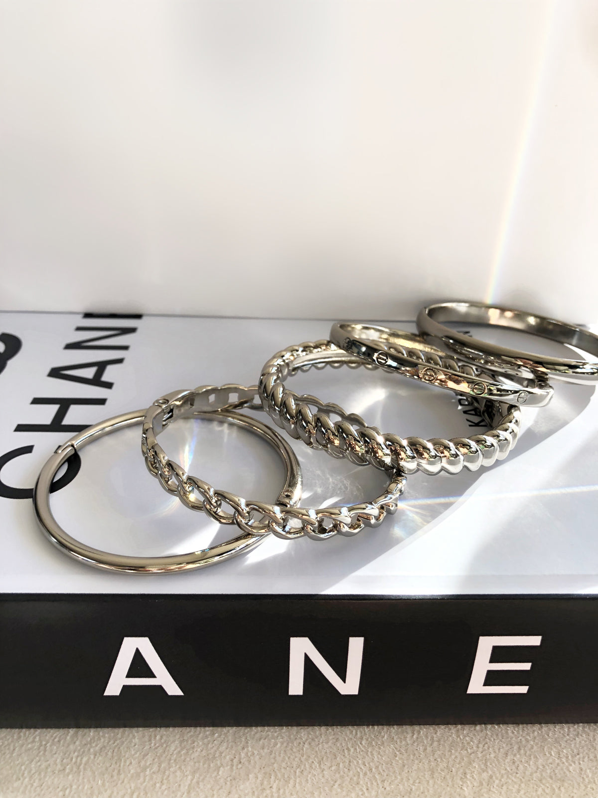 Bracelete Liso Fino Em Banho Ródio Branco 17cm