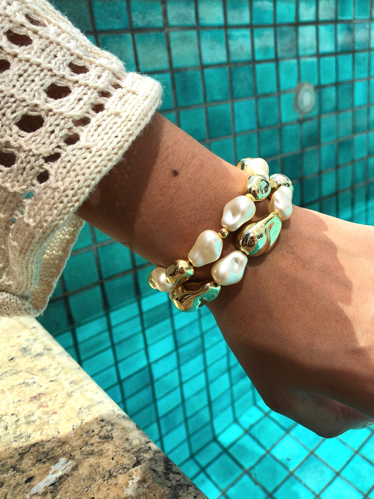 Mix De Duas Pulseiras De Pérolas e Orgânicos Dourados Acrílicos