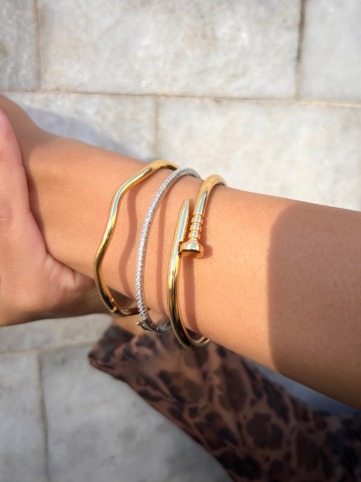 Mix De Três Braceletes Ondulado, Com Zircônias E Prego Banho Ouro